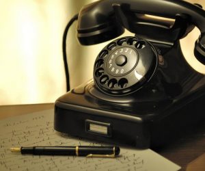 Stem aan de telefoon..